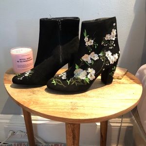 worn twice floral embroidered booties size 8